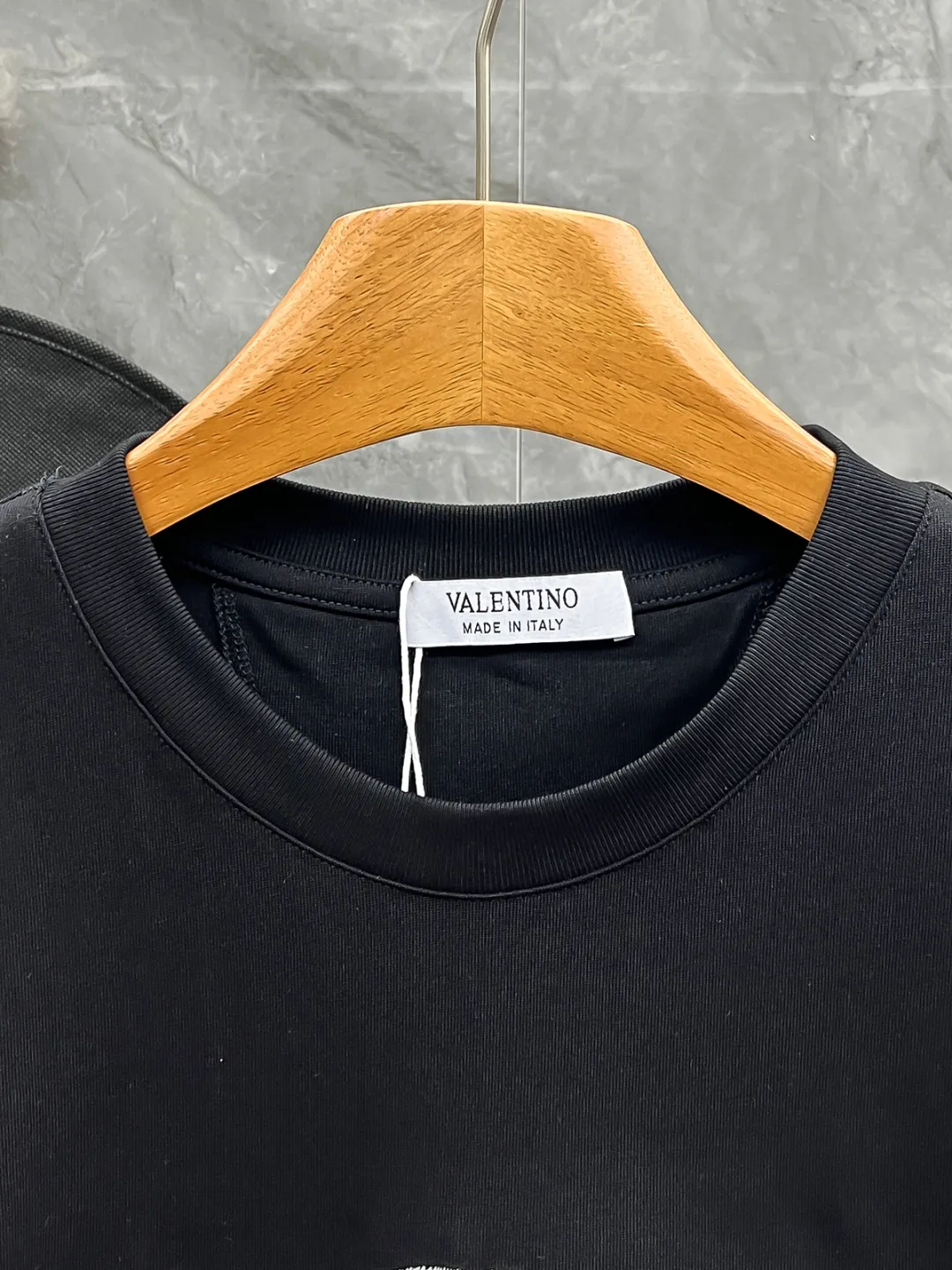 VLTN 2026ss Spring and Summer New Arrival first counter, the latest New Arrival short-sleeved round neck T-shirt Premium customized design, avant-garde and fashionable! The brand logo emphasizes craftsmanship and the custom fabrics are soft to the touch. Comfortable to wear. Exquisite stitching at the counter level. Fine workmanship. The upper body effect is incomparably handsome! A must-have item for a stylish man! Color: Black White Sizes: S-2XL